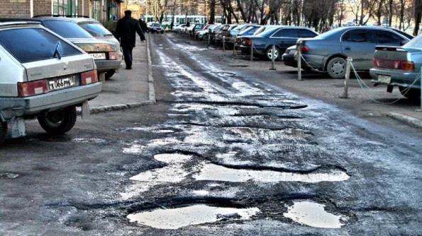 В Иркутске с приходом весны на дорогах обнажились огромные ямы (Видео)