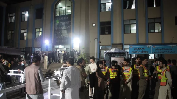 Ведущий пакистанского канала бесстрашно вёл новости во время землетрясения