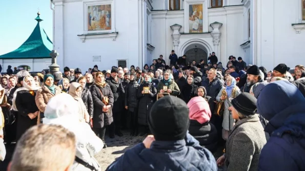 В Киево-Печерской лавре произошли первые столкновения верующих УПЦ с националистами