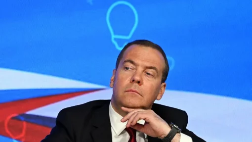 Медведев заявил, что у России больше нет красных линий по отношению к Парижу