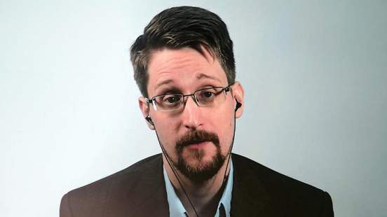 Эдвард Сноуден подаёт документы для получения российского гражданства