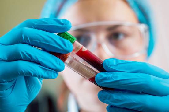 Эксперты подтвердили связь COVID-19 с группой крови