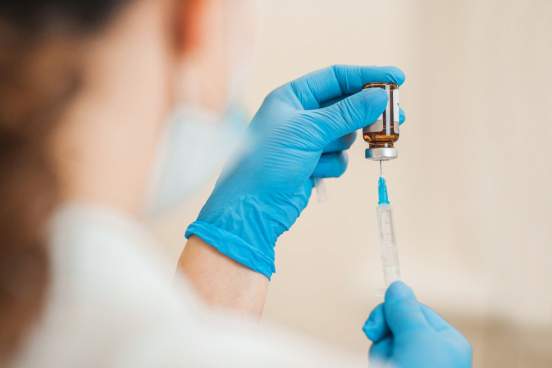 Гинцбург отметил низкую эффективность вакцин от коронавирусной инфекции у людей с алкоголизмом