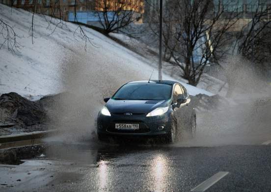 Автоэксперт Канаев рассказал российским водителям об особенностях управления авто весной