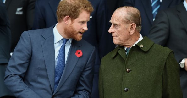 Эксперты королевской семьи обвинили принца Гарри в оскорблении умершего деда принца Филиппа