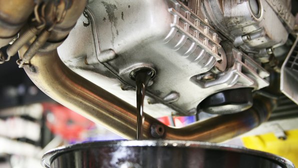 Водителям в РФ назвали 5 причин, почему нужно менять масло в механической коробке передач