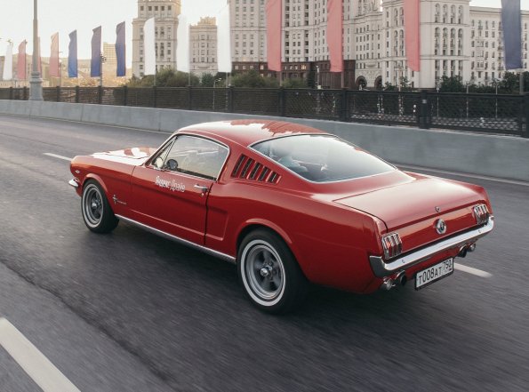 В каршеринг в Москве вернулись Ford Mustang 1965 и 1969 годов выпуска