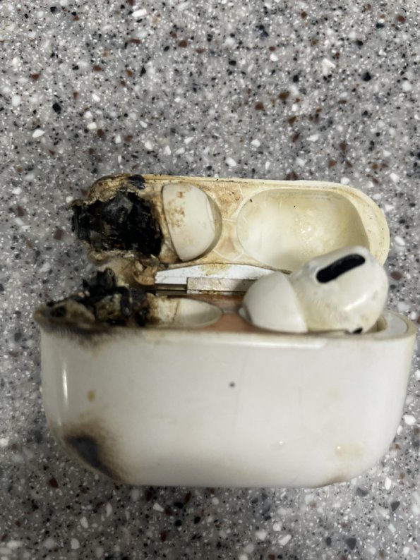 Беспроводные наушники Apple AirPods Pro сгорели во время подзарядки