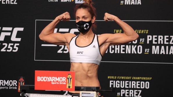 Антонина Шевченко потерпела поражение в поединке с Андреа Ли на UFC 262