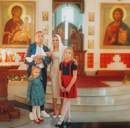 Денис Глушаков и его возлюбленная Ксения Коваленко покрестили двухмесячную дочку Милу