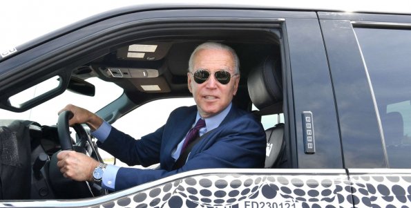 Президент США Джо Байден прокатился за рулем нового электропикапа Ford в Мичигане