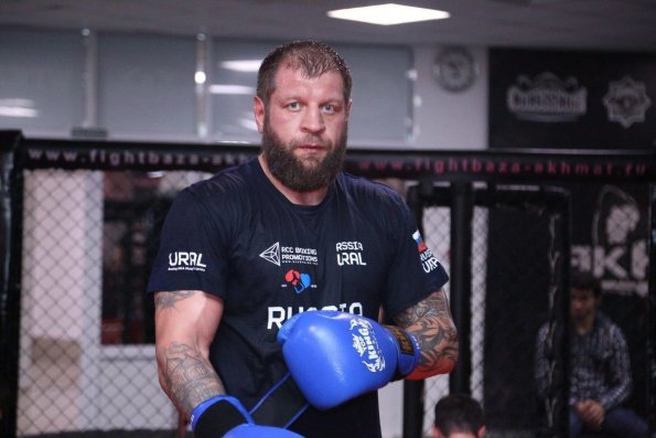 Боец Александр Емельяненко предложил Артему Дзюбе помощь в тренировках по MMA
