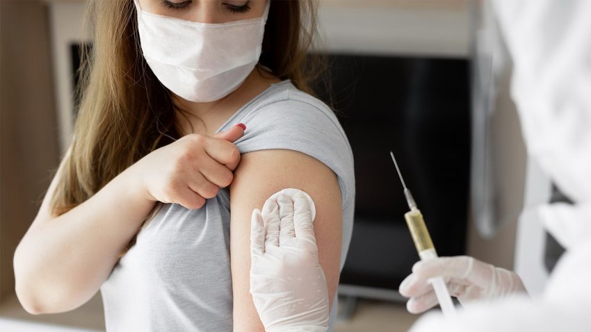 Песков прокомментировал идею зампреда Совбеза об обязательной вакцинации от коронавируса