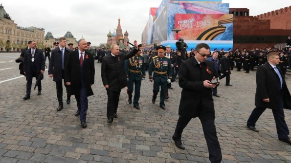 На Красной площади Путина сопровождали охранники со складными бронещитами