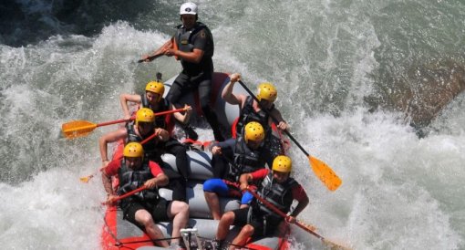 Спасатели эвакуировали 50 туристов с реки на Кубани. 29 из них – дети