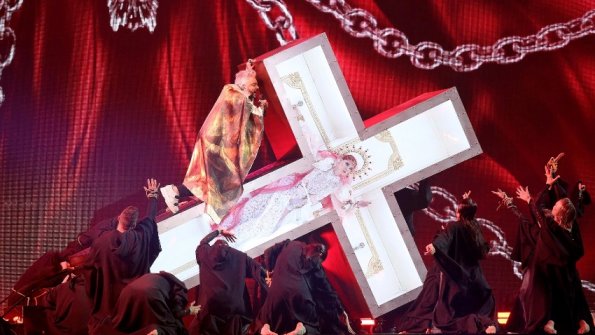 Филипп Киркоров принес извинения за свой танец на православном кресте