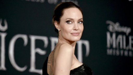 Анджелина Джоли отказалась усыновлять сирот из Украины