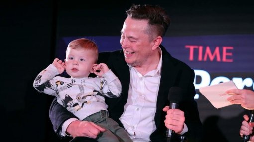 Илон Маск показал редкое фото двухлетнего сына с необычным именем X Æ A-12