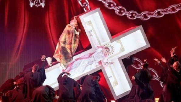 Певица Виктория Цыганова предлагает «выпороть» Филиппа Киркорова за номер с крестом