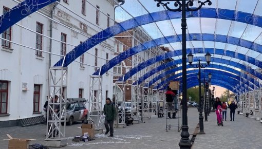 Новогодняя елка в мае: Киров превратился в огромную съемочную площадку