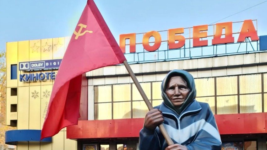 «Гвозди бы делать из этих людей»: Бабушке с флагом установили памятник в Белгороде