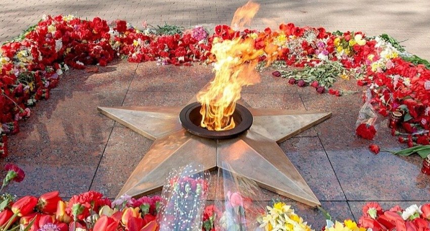 К монументу Освободителям Риги кладут свежие цветы на место убранных бульзодером