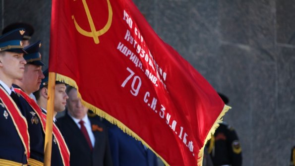 Михаил Шеремет предложил признать Знамя Победы новым государственным флагом России