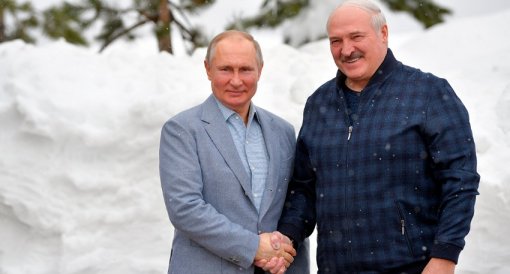 Канал Собчак: Лукашенко опять прилетел в Москву, у него тут где-то дача, наверное