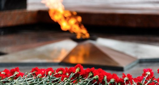 Полиция Латвии не пускает людей с цветами к памятнику Освободителям Риги