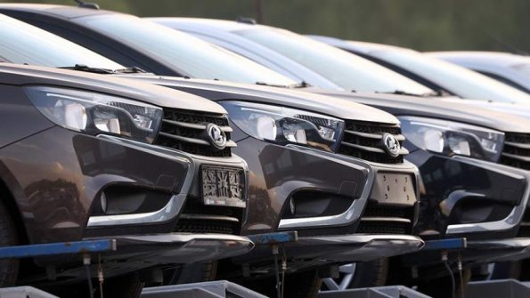 Российские компании переходят на отечественные авто из-за высоких цен на западные бренды
