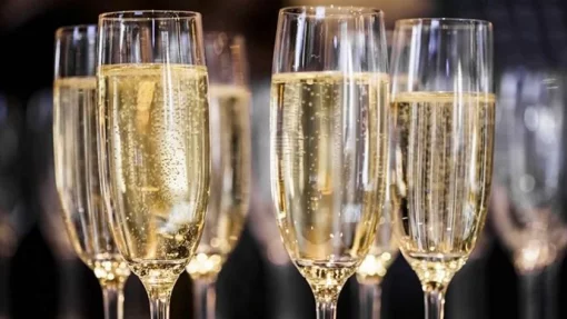 Хирург РФ Умнов проинформировал, что пузырьки шампанского могут провоцировать язву желудка