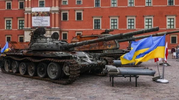 РВ: Голландцы засыпали в Амстердаме цветами подбитый на Украине российский танк