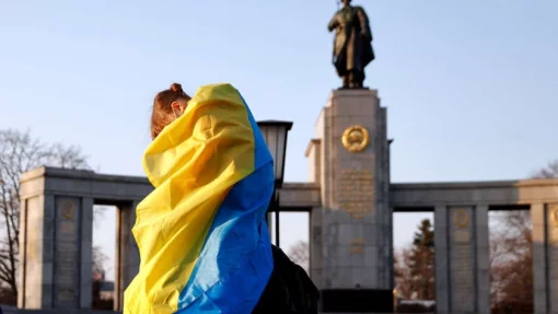 URA.ru: Немецкие политики устроили скандал из-за флага Украины прямо в центре Берлина