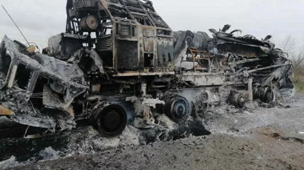 РВ: На «дороге смерти» из Бахмута пылает танк ВСУ и стоят разбитые бронемашины НАТО