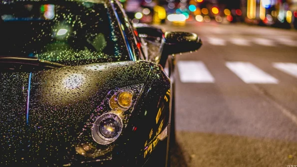 В Краснодаре водитель такси бизнес-класса не захотел везти промокших под дождём пассажиров
