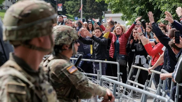Сербы дали жесткий отпор солдатам НАТО в Косово, слышны выстрелы и взрывы