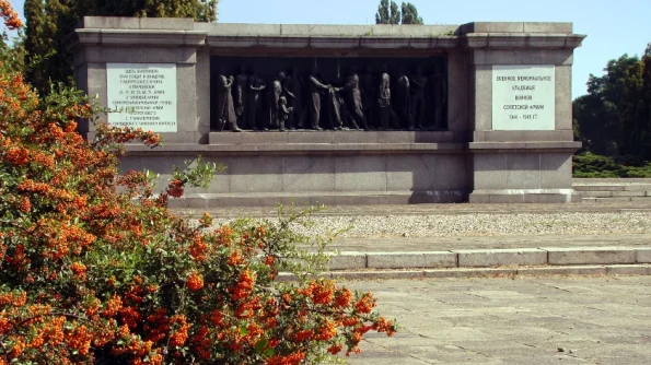 Послу России Андрееву не дали возложить цветы на кладбище советских воинов в Варшаве 9 мая