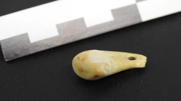 Nature: в Денисовой пещере нашли 20000-летний кулон с ДНК древней женщины