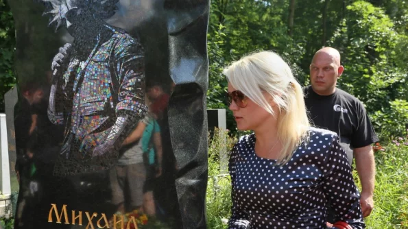 Вдова Горшенева написала заявление на фанатку: "Приходят с голым задом на могилу мужа"