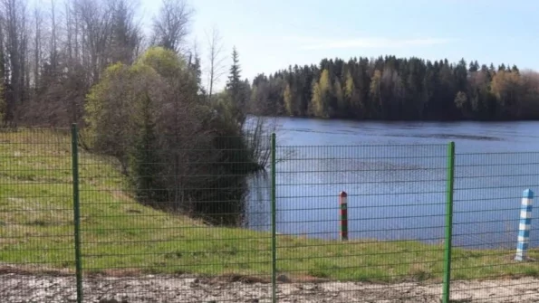 Финские власти показали фото строящегося на границе с Россией забора