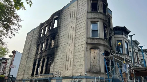 В Нью-Йорке сгорел дом, где в прошлом держали в клетках детей