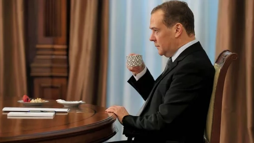 Дмитрий Медведев сказал, что Twitter прогнулся под Госдеп и Украину