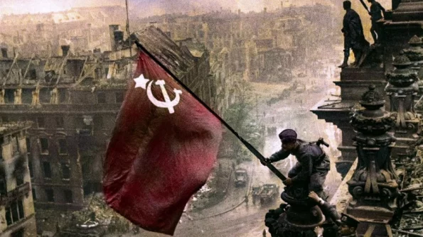 В Берлине над Рейхстагом снова появилось красное знамя Победы
