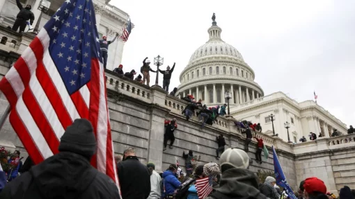 Американцы испугались перевернутого флага США над Капитолием в Вашингтоне