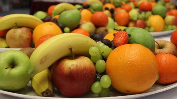 Врач Бокерия: три простых и дешевых фрукта улучшат работу кишечника и защитят от рака
