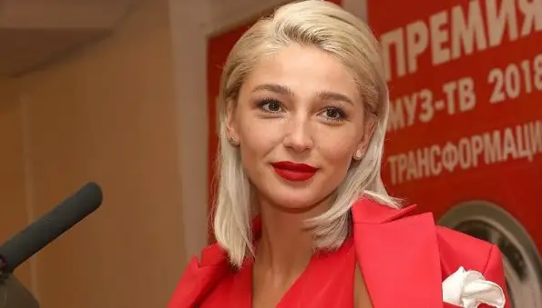 Настя Ивлеева приняла участие в съемках сериала "Монастырь" и показала грудь