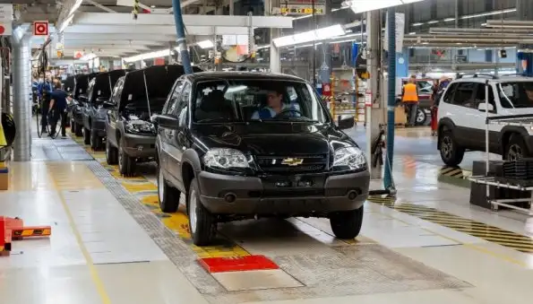 АвтоВАЗу не хватает места для складирования тысяч некомплектных автомобилей Lada