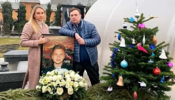 Продюсер Андрей Разин опубликовал последнее фото покойного сына Саши с Павлом Прилучным