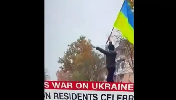 Британское телевидение "неожиданно" обнаружило в Херсоне нациста с флагом Украины