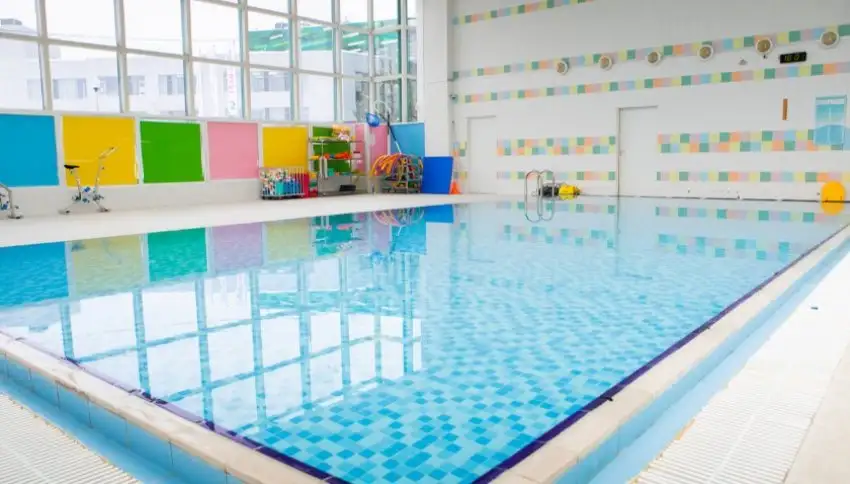 Найденная на дне школьного бассейна второклассница умерла в больнице в Новосибирске